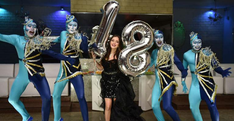 Anna Rita Cerqueira comemora 18 anos com festa vip