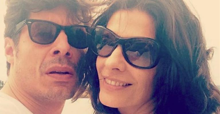 Aos 50 anos, Helena Ranaldi faz selfie com o namorado e se declara