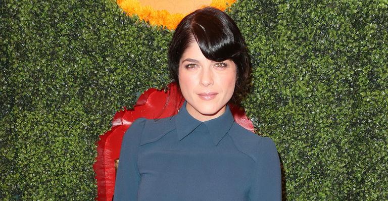 Selma Blair é retirada de avião após ‘surto’ e levada para hospital