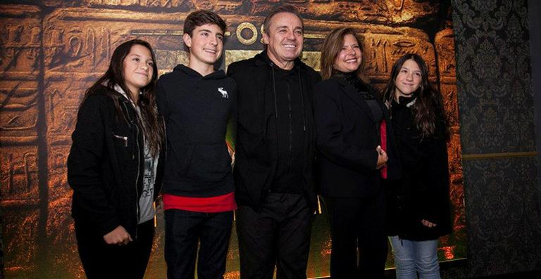 Em rara aparição em família, Gugu Liberato leva as filhas gêmeas ao musical ‘Os Dez Mandamentos’