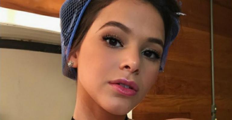 Bruna Marquezine posa de roupão sexy e leva fãs ao delírio