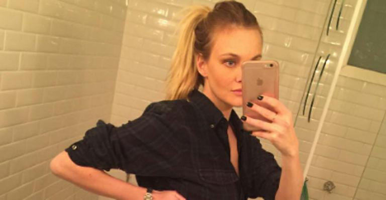 Carol Trentini mostra a barriga sequinha 20 dias após dar à luz: “Amamentando”