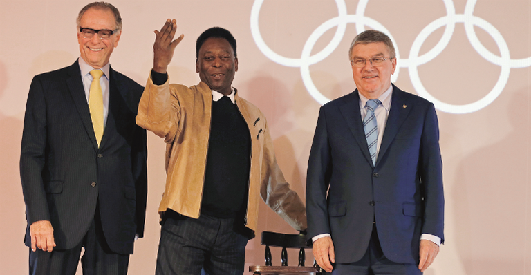 Rei Pelé recebe condecoração olímpica em Santos