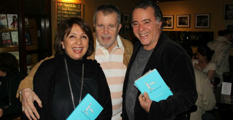 Tony Ramos prestigia lançamento do livro de Olivia Byington ao lado da esposa, Lidiane, e do diretor Daniel Filho