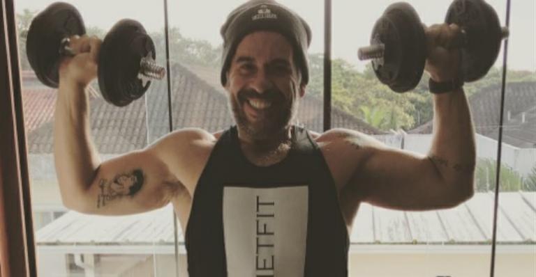 Após perder mais de 60kg, Leandro Hassum exibe os braços musculosos durante malhação