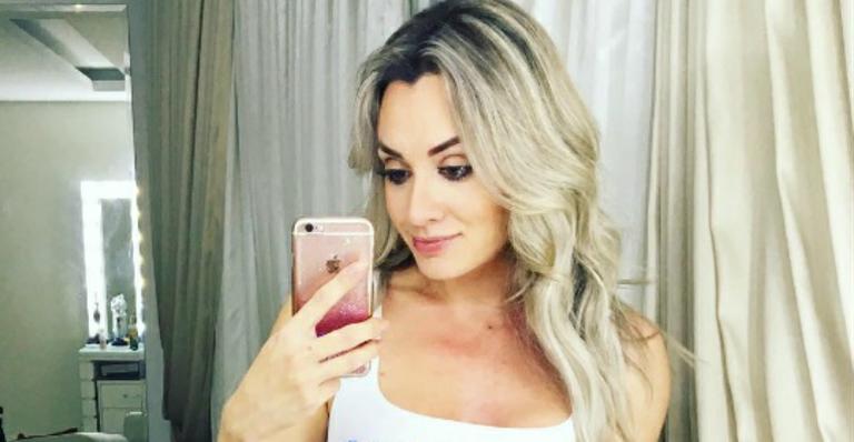 Juju Salimeni posa sexy com cinta modeladora e calcinha fio dental e leva fãs ao delírio
