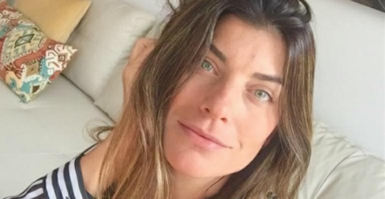 Só de biquíni, Joana Balaguer exibe corpão curtindo a piscina