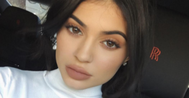 Em clipe, Kylie Jenner aparece aos beijos com o rapper PartyNextDoor