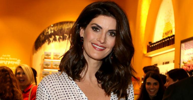 Isabella Fiorentino participa da inauguração de nova loja de cosméticos em São Paulo
