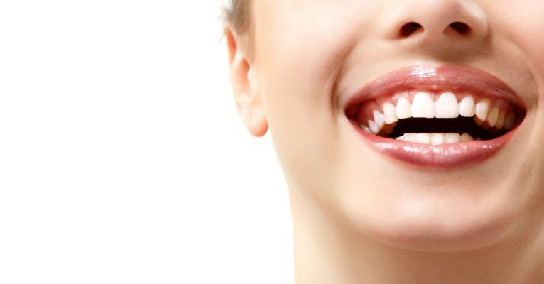 Veja 7 alimentos que ajudam a deixar os dentes brancos