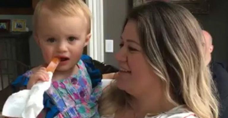 Kelly Clarkson leva os filhos à Disney pela primeira vez