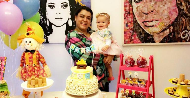 Preta Gil faz festa de São João para os 7 meses da neta, Sol de Maria