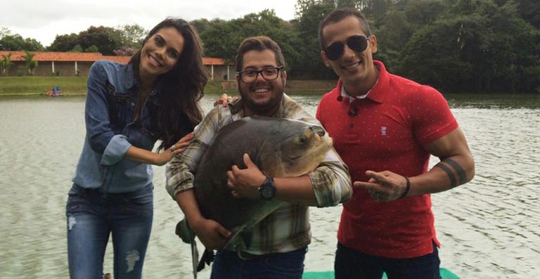 Daniela Albuquerque pesca peixe de 17 kg ao lado de Hugo e Tiago