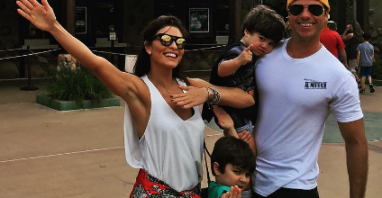 De férias, Juliana Paes visita o parque temático de Harry Potter, em Orlando