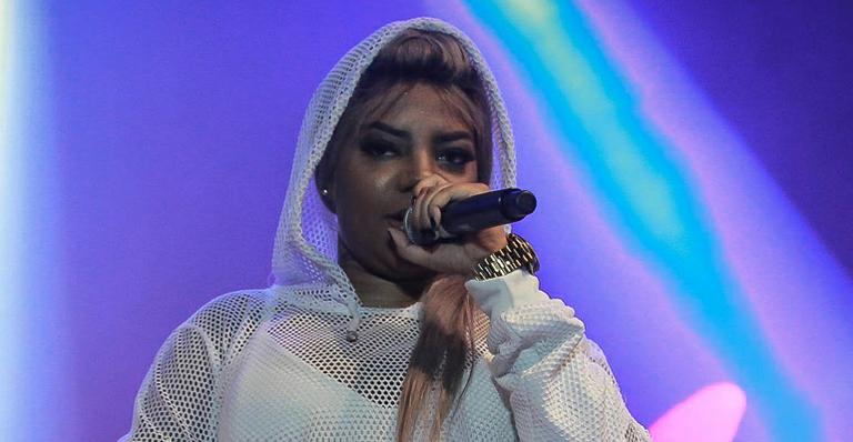 Com roupa transparente, Ludmilla se apresenta em São Paulo