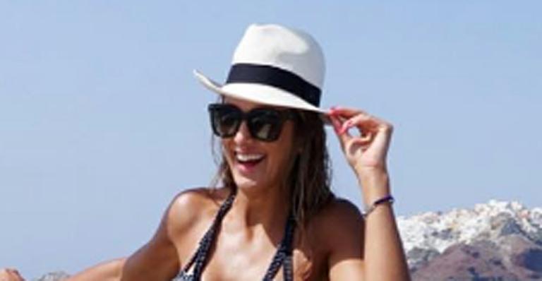 Na Grécia, Ticiane Pinheiro exibe corpo sarado em foto de biquíni