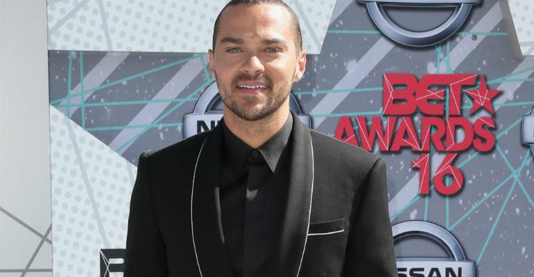 Jesse Williams, de Grey’s Anatomy, faz discurso inspirador sobre igualdade racial no BET Awards 2016