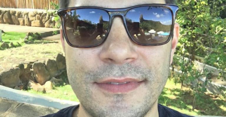 Evaristo Costa posa sem camisa durante férias em Fernando de Noronha