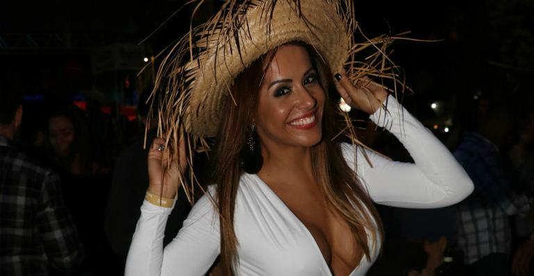 Cantora Carla Cristina curte show de Daniel em Amargosa, na Bahia