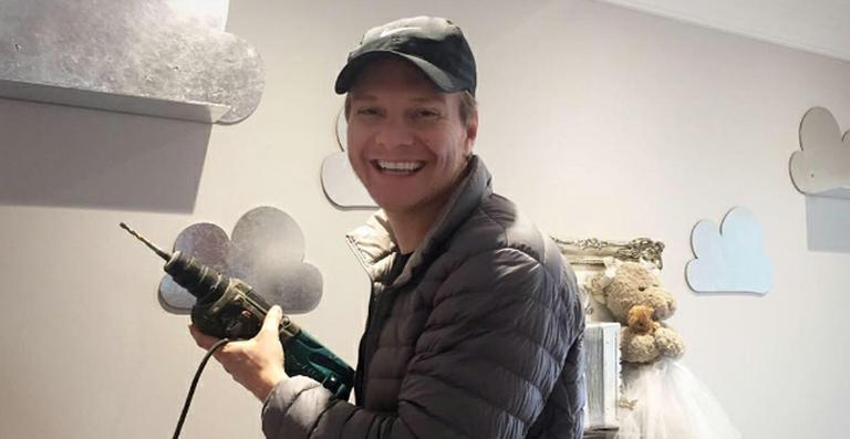 Michel Teló ajuda a decorar o quarto de bebê da filha