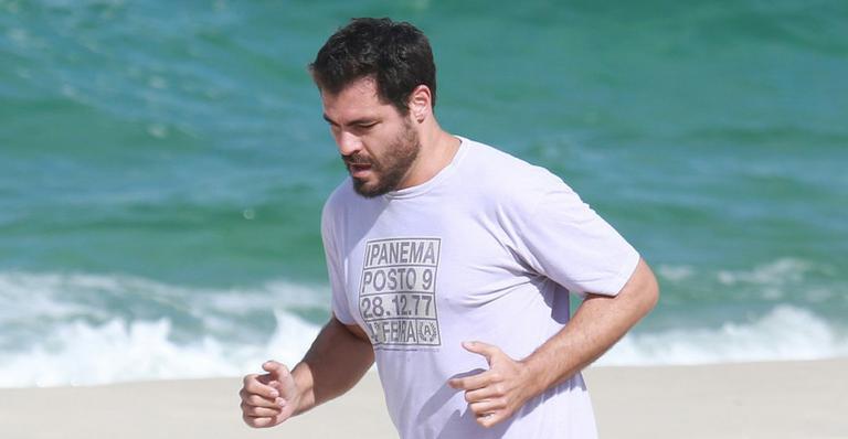Thiago Lacerda mostra boa forma em treino funcional
