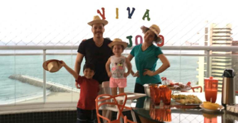 Wesley Safadão comemora Festa Junina com a família em luxuoso apartamento