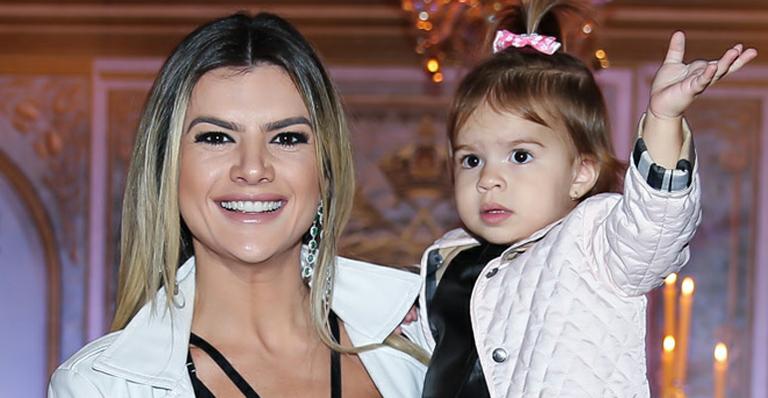 Filha de Mirella Santos posa nas redes sociais: “Viajar com a mamãe”