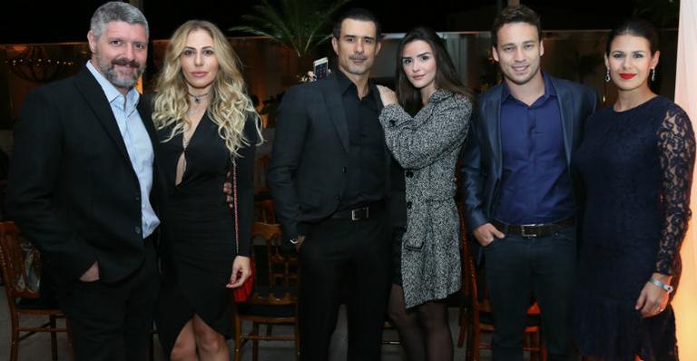 Personalidades prestigiam desfile de moda no Rio de Janeiro