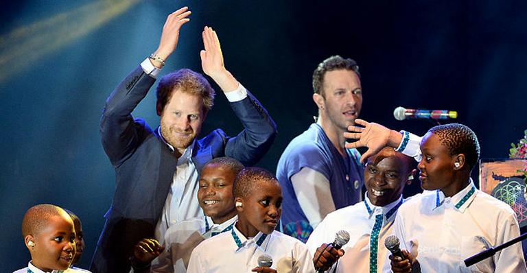 Príncipe Harry canta com Coldplay em evento em combate à AIDS