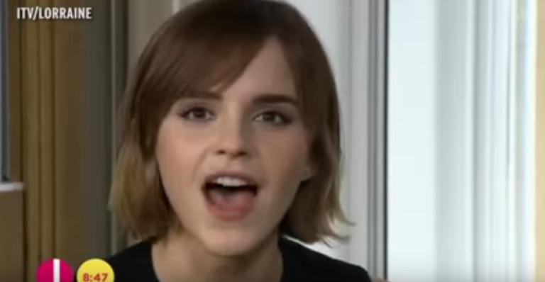 Emma Watson fica envergonhada após celular tocar em entrevista