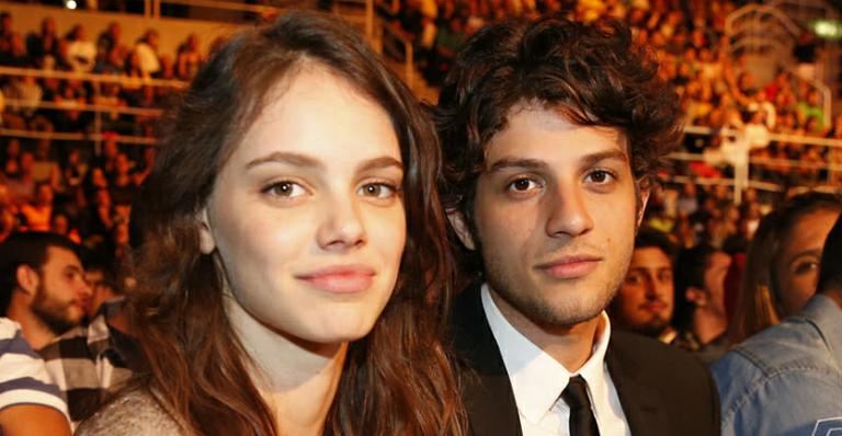 Após reatar namoro, Laura Neiva se declara para Chay Suede: “Formamos um belo casal”