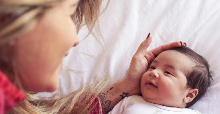 Aline Gotschalg festeja os dois meses do filho: “Razão da minha vida”