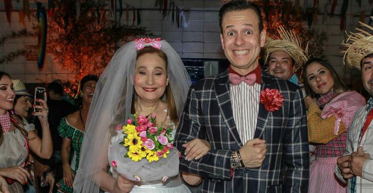 Sonia Abrão e Celso Zucatelli ‘se casam’ em arraial