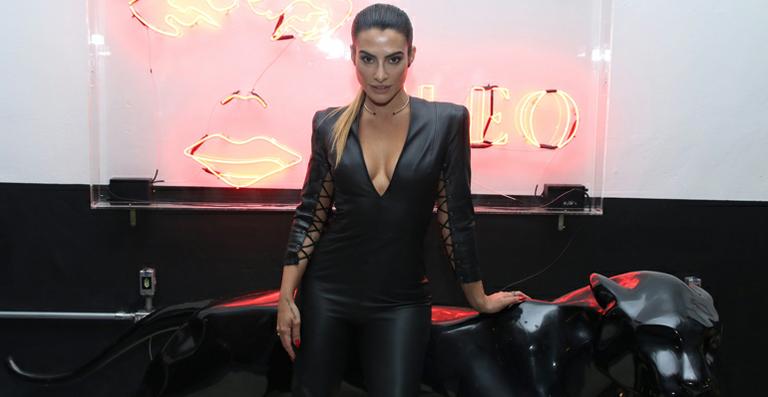 Cleo Pires arrasa com look preto ao lançar novo site