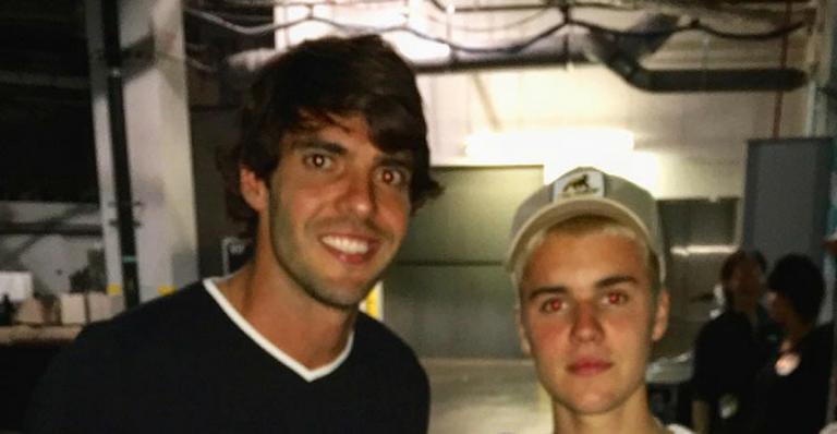Kaká conhece Justin Bieber e dá presente para o cantor
