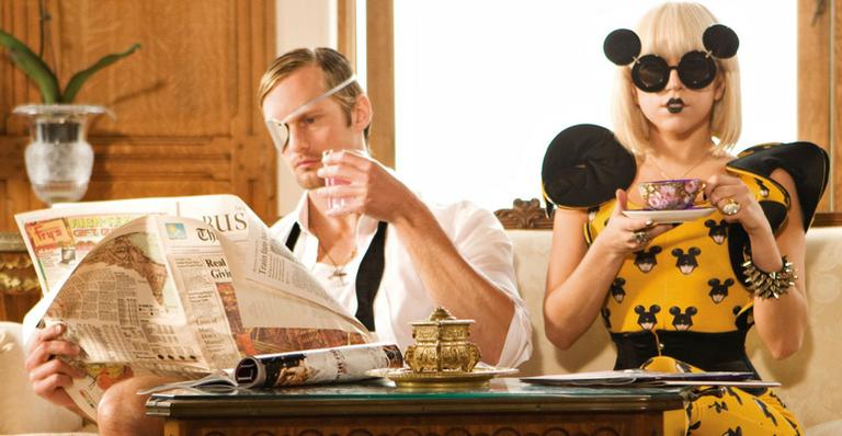 Alexander Skarsgård, o Tarzan, relembra clipe de Lady Gaga: ‘Ela beija bem’