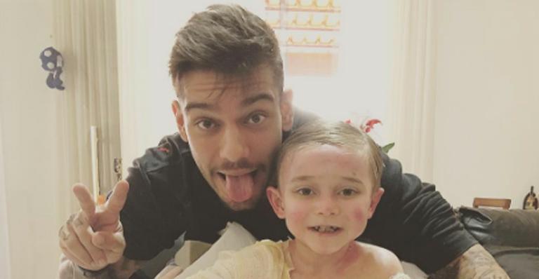 Lucas Lucco visita paciente com doença rara