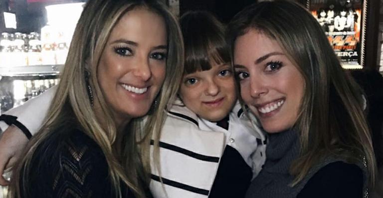 Ticiane Pinheiro mostra a filha tocando piano em apresentação