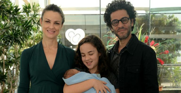 Carolina Kasting deixa a maternidade com o filho, Tom
