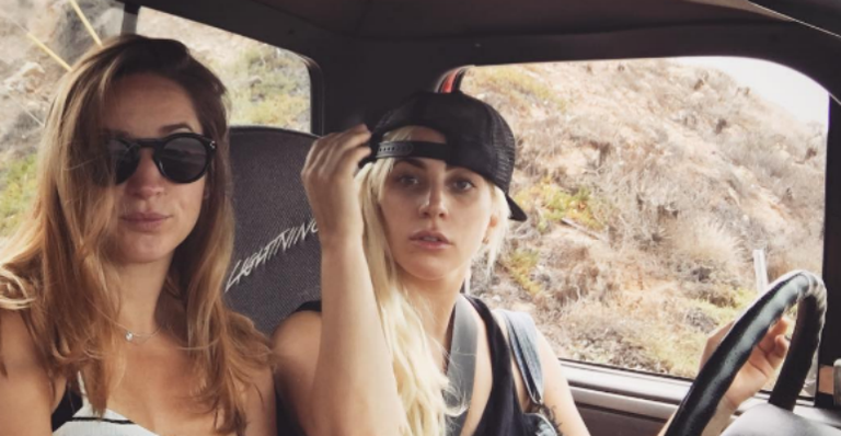 Aos 30 anos, Lady Gaga comemora carteira de motorista