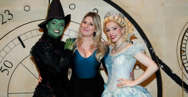 Dani Calabresa prestigia musical ‘Wicked’ em São Paulo