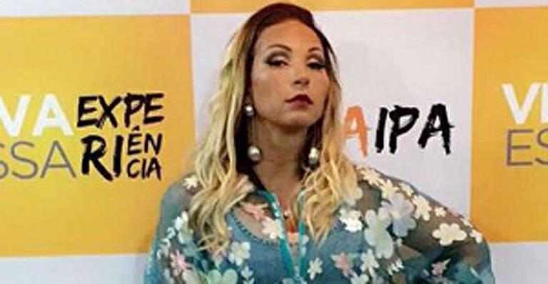 Valesca volta aos palcos após cirurgia de emergência