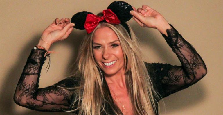 Adriane Galisteu posa fantasiada de Minnie antes de embarcar para a Disney