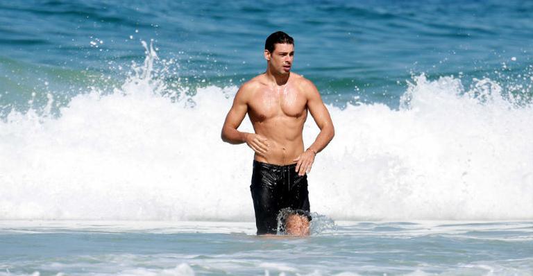 Cauã Reymond exibe boa forma em praia do Rio de Janeiro