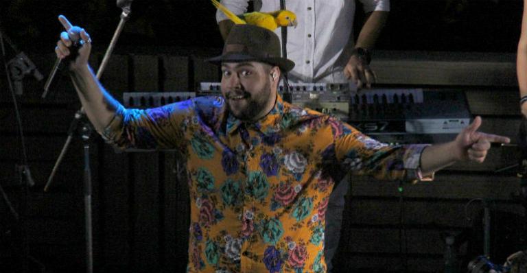 Vips prestigiam festa tropical na casa de Wolf Maia