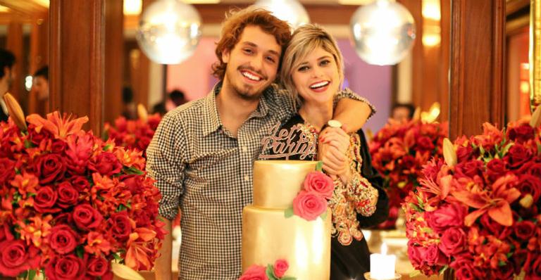 Julianne Trevisol celebra seus 33 anos ao lado do namorado e amigos