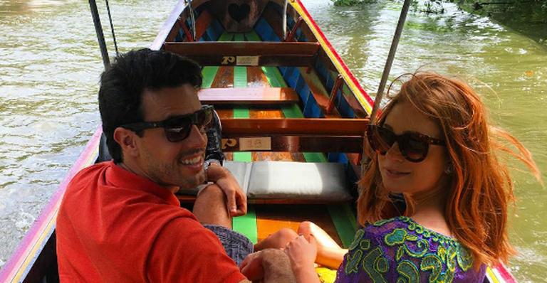 Marina Ruy Barbosa e Xandinho Negrão passeiam de barco na Tailândia