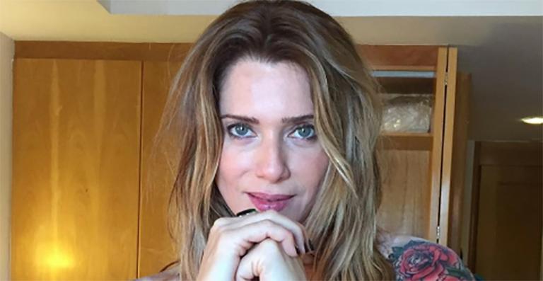 Letícia Spiller aparece “tatuada” para papel na nova novela das 6
