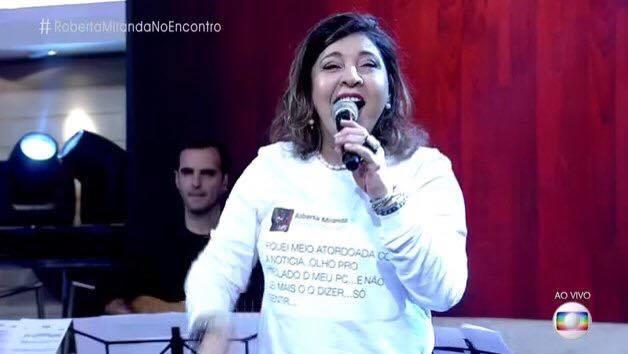 No ‘Encontro’, Roberta Miranda aparece com camiseta estampada com seu próprio tweet