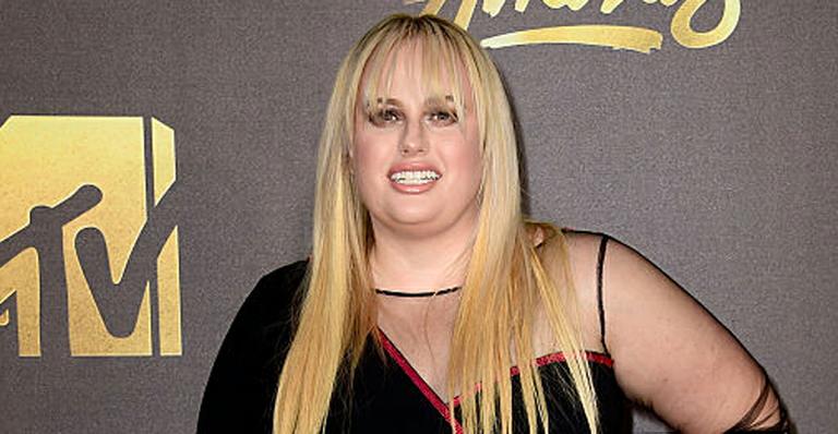 Rebel Wilson diz que ganhou peso para ficar famosa